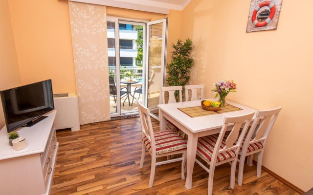 Amazing Apartment in Podstrana With 2 Bedrooms and Wifi
