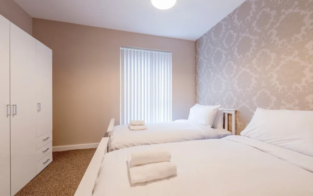 3 Bedroom Apartment Near City Centre With Parking