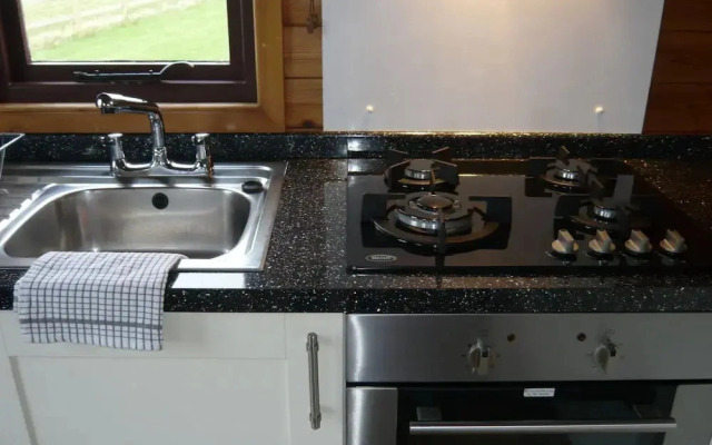 Cosy Pine Lodge With far Reaching Country Views and Large sun Deck