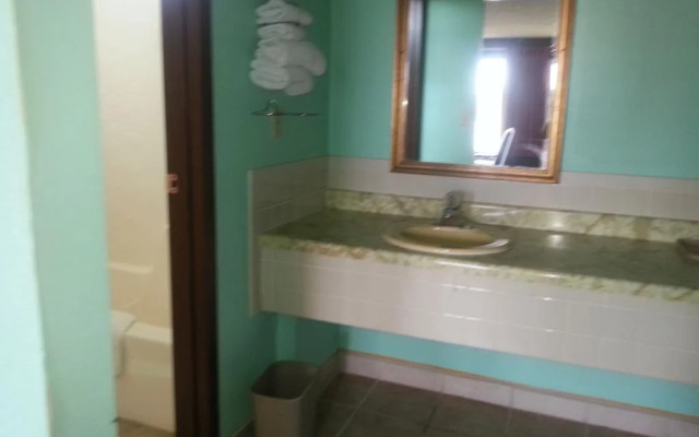 Gray Plaza Motel
