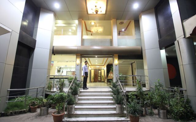 Hotel Grand Arjun вид на фасад