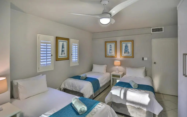 15 Skiathos-Spacious Family Beachfront apartment