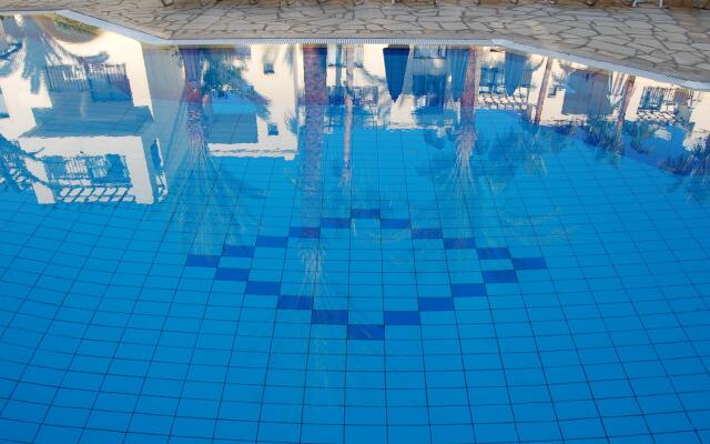 Отель Panareti Paphos Resort вид на фасад