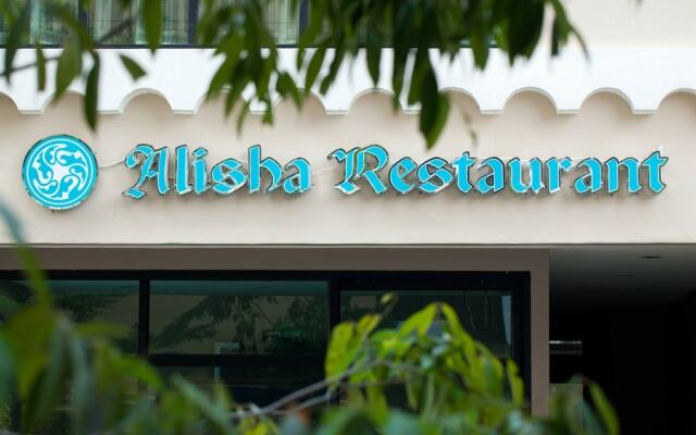 Alisha Court Hotel & Residence Бангкок вид на фасад