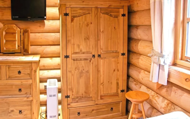 Cedar Log Cabin, Brynallt Country Park