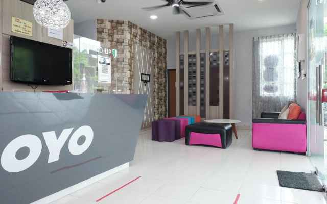 Super OYO 89930 Golden Guest House