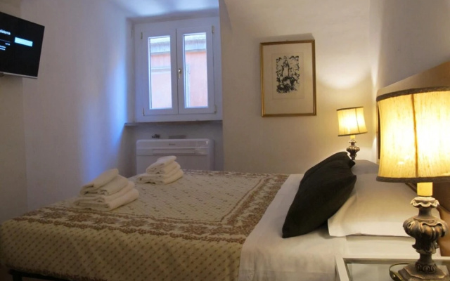 Aurora in Pantheon Apartment