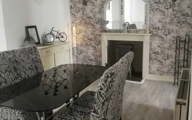 Tranquil Retreat - 3 Bedroom House With hot tub