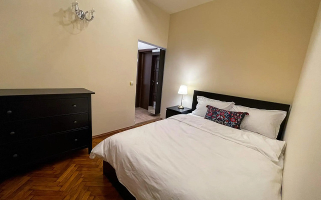 Central apartment w/ fire place - ground floor