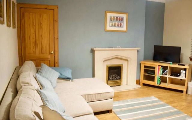 Newly Refurbed Home With Free Parking