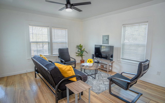Cozy Remodeled 2br/1ba Near Downtown