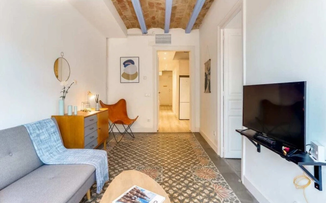 Bright 2 Bed Easily Connected to the Center