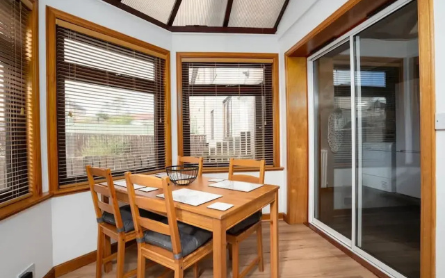 3 Bedroom House - Free Parking