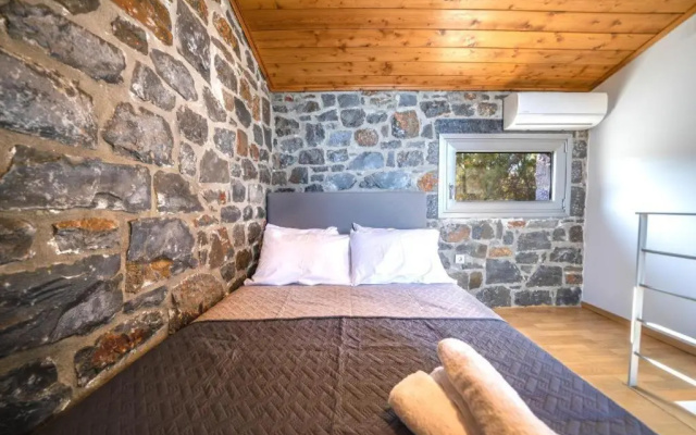 TerraZeus - Stone House Beachfront 3