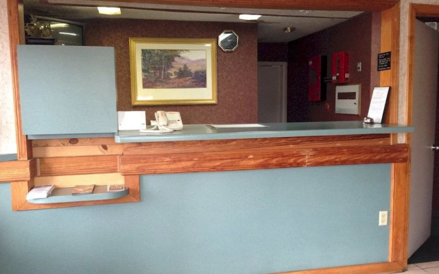 Spring Place Inn & Suites