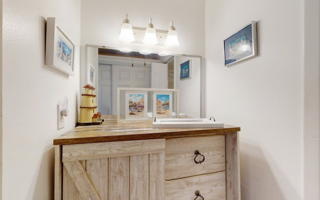 Mariners Cove 302