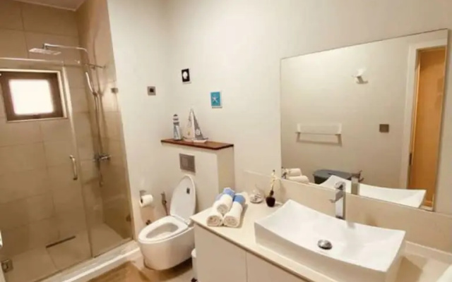 Modern 2-bed Sleeps 4 With Balcony