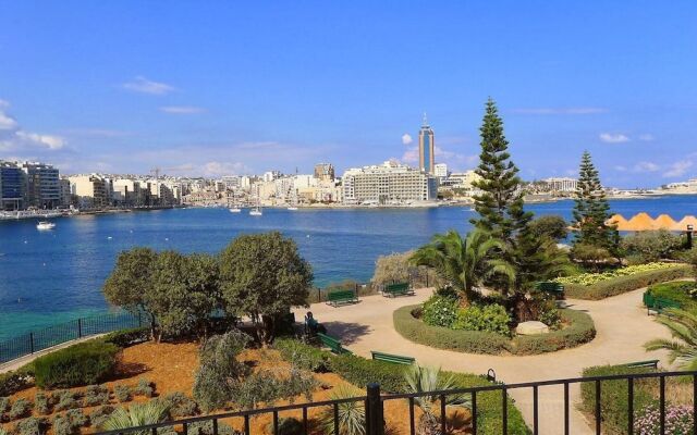 Отель Gorgeous Apartment With Terrace in Fort Cambridge, Pool Мальта, Слима - отзывы, цены и фото номеров - забронировать отель Gorgeous Apartment With Terrace in Fort Cambridge, Pool онлайн балкон