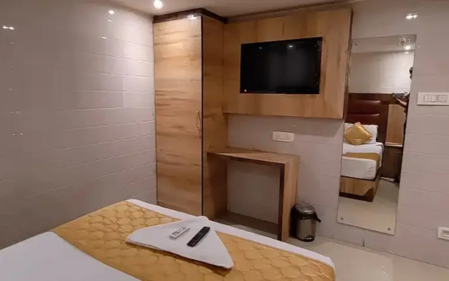 Hotel Sai Suites - Near Dadar Station