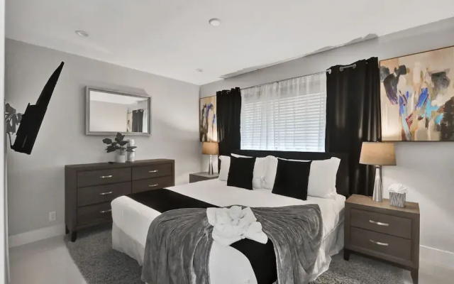 Renovated 5½ Bedroom Home/Heated Pool
