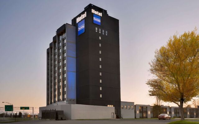 Отель Travelodge by Wyndham Hotel & Convention Centre Quebec City Канада, Квебек - отзывы, цены и фото номеров - забронировать отель Travelodge by Wyndham Hotel & Convention Centre Quebec City онлайн вид на фасад