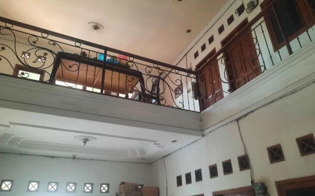 OYO Life 93160 Kost Jenny Karawang