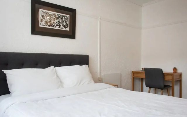 Stylish 2 Bed Art Deco Apartment