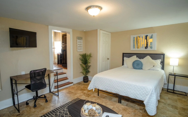 Cozy  Guesthouse Near Downtown