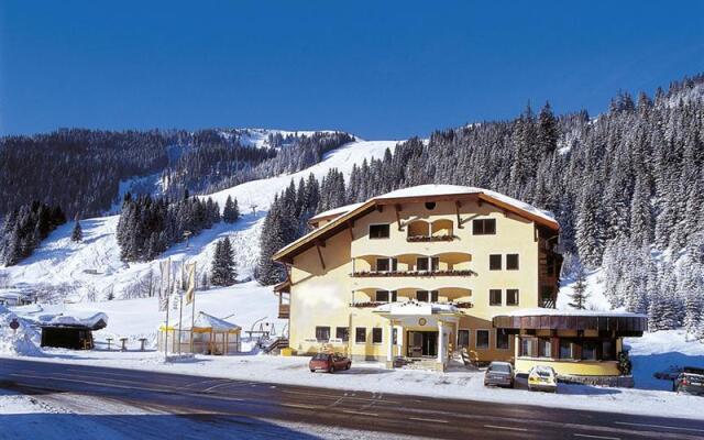 Отель Berghotel Kitzbuhler Alpen вид на фасад