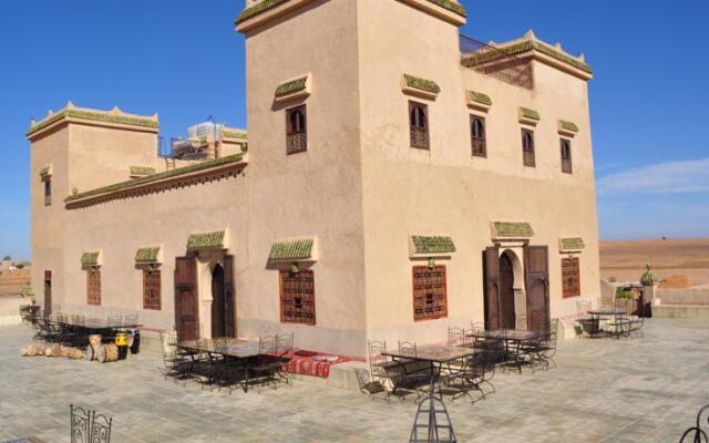Отель Kasbah Leila Марокко, Мерзуга - отзывы, цены и фото номеров - забронировать отель Kasbah Leila онлайн вид на фасад
