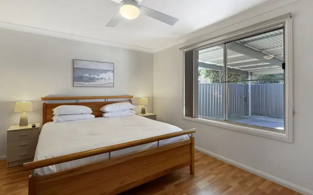 Spacious 4-bed Home 2-min to the Beach