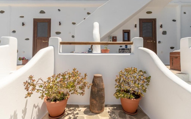 White Luxurious Apartment IΙI