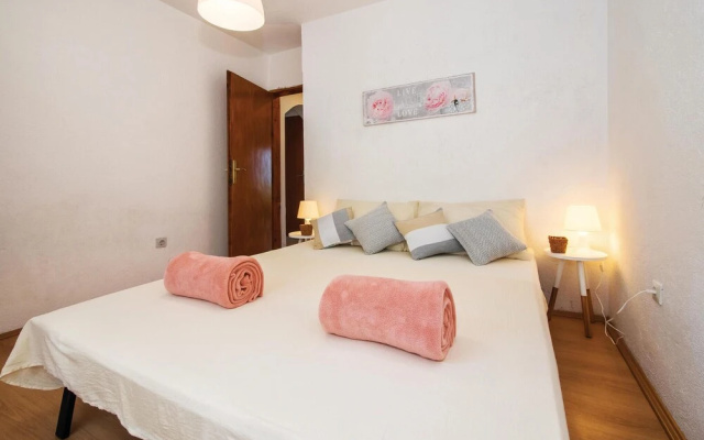 Amazing Apartment in Splitska With 3 Bedrooms and Wifi