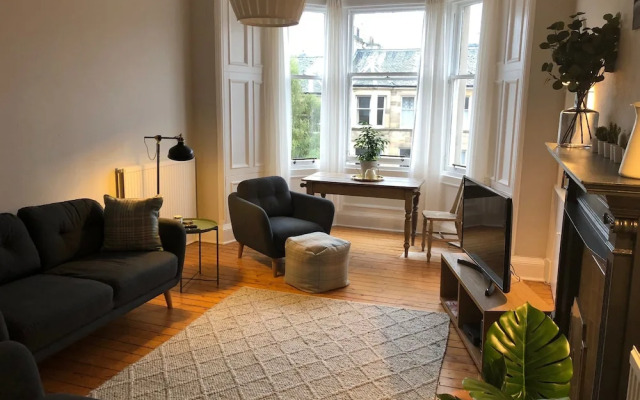 Traditional 3 Bedroom Tenement in Marchmont