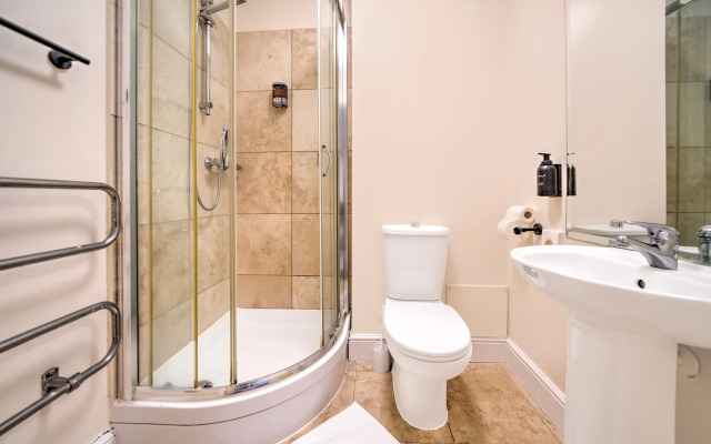 GO2 Gloucester Hotel by OYO
