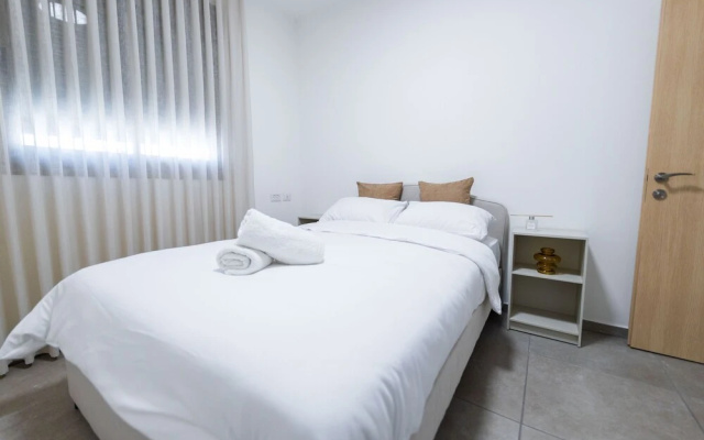SeaFront Luxurious 3 BR Apartment