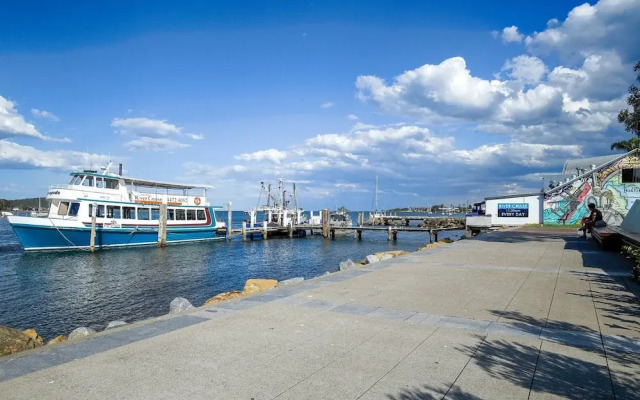 Comfy 2-bedroom Apartment With a Clyde River View