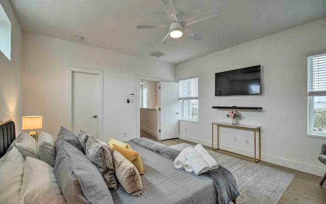 Downtown Houston Townhome w/ Balcony + Yard!