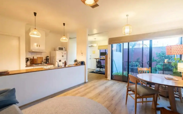 Spacious 2 Bedroom Apartment in Brunswick With Patio and Parking