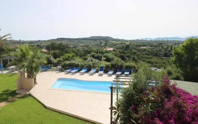 Carlo Apartments