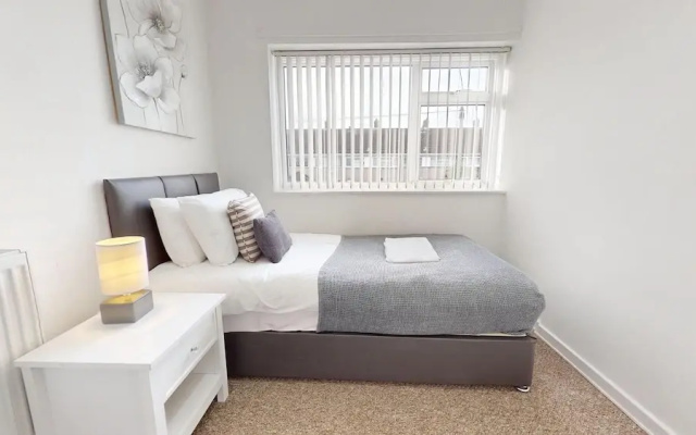 Lovely 3 Bedroom House in Dagenham With Parking