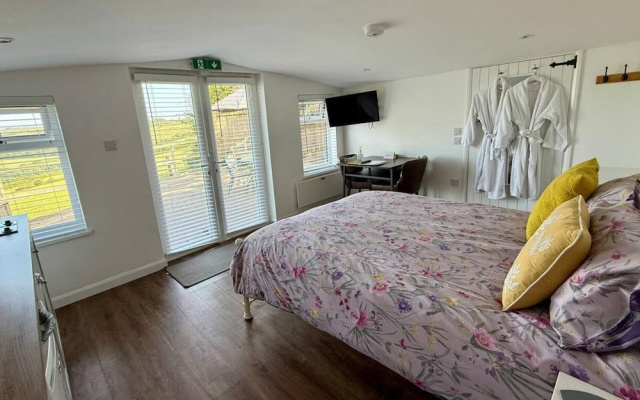 1 Bed Cabin-sleeps 2, Hot Tub, Garden, Pets, Views