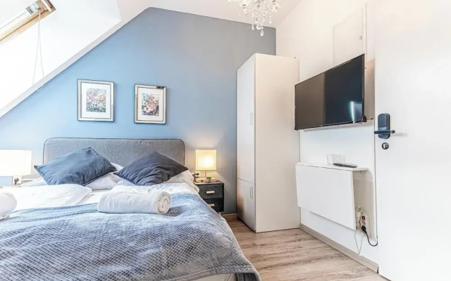 Stunning 12BR Floor For 24 People