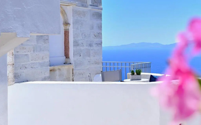 Living Theros Luxury Suites
