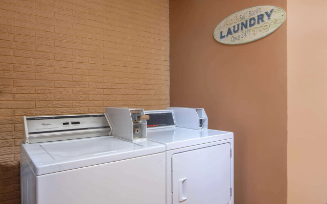 Travelodge by Wyndham Savannah Area/Richmond Hill