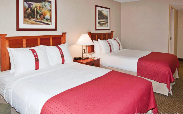 Holiday Inn Hotel & Suites Warren by IHG