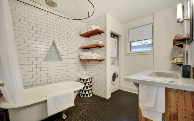 Oak-Shaded House in Bouldin - 2 Br Home