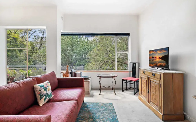 Sunny 1-bed With Parking Near Arts Precinct