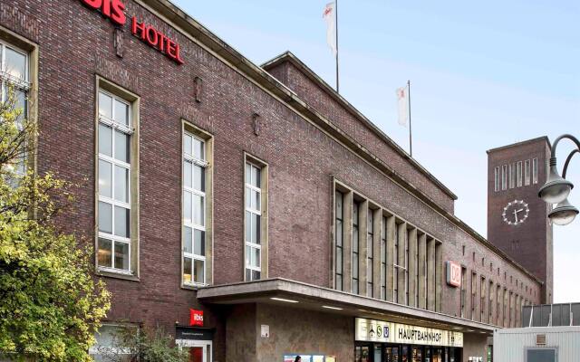 Отель ibis Düsseldorf Hauptbahnhof вид на фасад