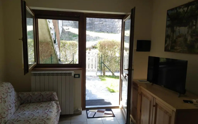 bilocale con giardino e box
